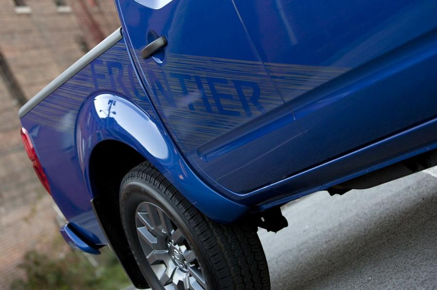  Nissan Frontier Crew Cab 4x4 2012 года  (фото 27 из 30)